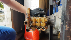 Hướng dẫn tháo lắp đầu bơm máy rửa xe