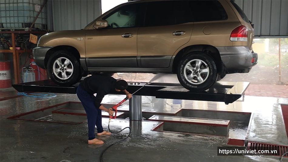 So sánh cầu nâng 1 trụ rửa xe ô tô và bệ bê tông rửa xe truyền thống