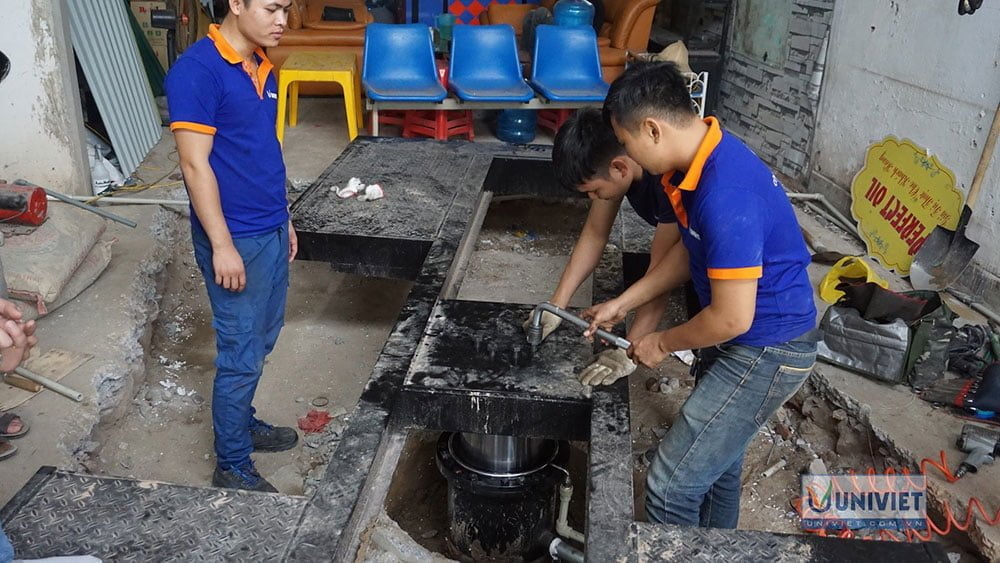 Nhân viên kỹ thuật Uni Việt lắp đặt cầu nâng 1 trụ Senok 