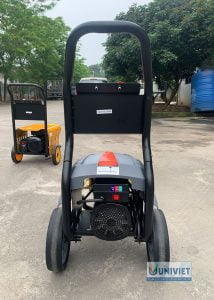 Mặt sau máy rửa xe cao áp UniViet UV-1200P