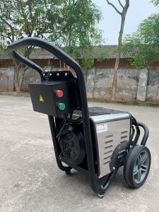 Mặt sau máy rửa xe cao áp UNIVIET UV-1750