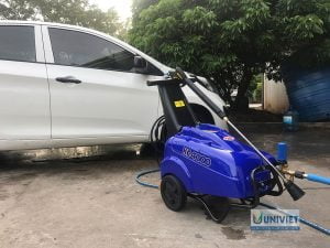 Mặt trước của máy rửa xe Mazzoni KC4000 có kí hiệu model bên vỏ bọc bên phải máy