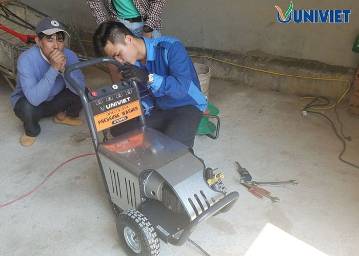 Lắp đặt máy rửa xe cao áp UNIVIET tại xưởng khách hàng