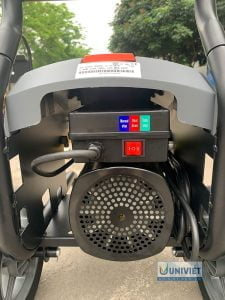 Motor của máy và nút bật máy ở phía sau