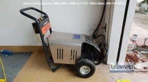 Máy rửa xe cao áp UNIVIET UV-3000 được thiết kế hiện đại, nhỏ gọn