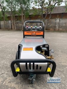 Mặt trước của máy rửa xe cao áp UNIVIET UV-3200TTS