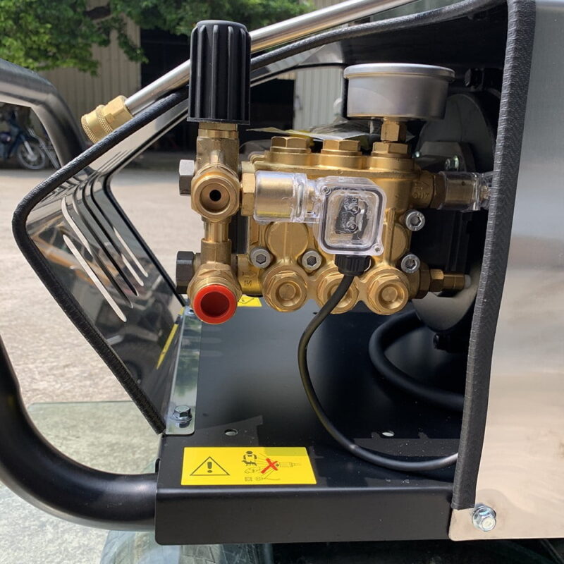 Máy rửa xe cao áp UNIVIET UV-3200TTS