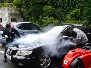 máy rửa xe hơi nước nóng