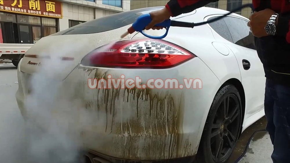 Rửa xe bằng hơi nước nóng