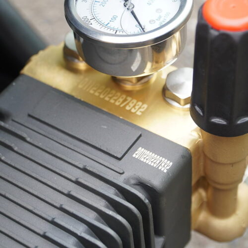 Máy rửa xe cao áp UNIVIET UV-2200 26 Máy rửa xe cao áp UNIVIET UV-2200