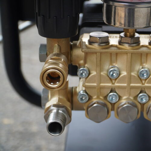 Máy rửa xe cao áp UNIVIET UV-2200 28 Máy rửa xe cao áp UNIVIET UV-2200