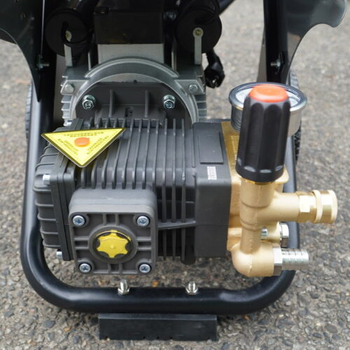 Máy rửa xe cao áp UNIVIET UV-2200 22 Máy rửa xe cao áp UNIVIET UV-2200