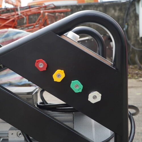 Máy rửa xe cao áp UNIVIET UV-3600 32 Máy rửa xe cao áp UNIVIET UV-3600