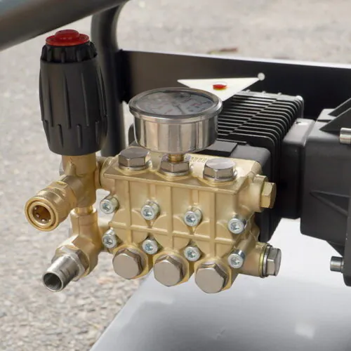 Máy rửa xe cao áp UNIVIET UV-3600