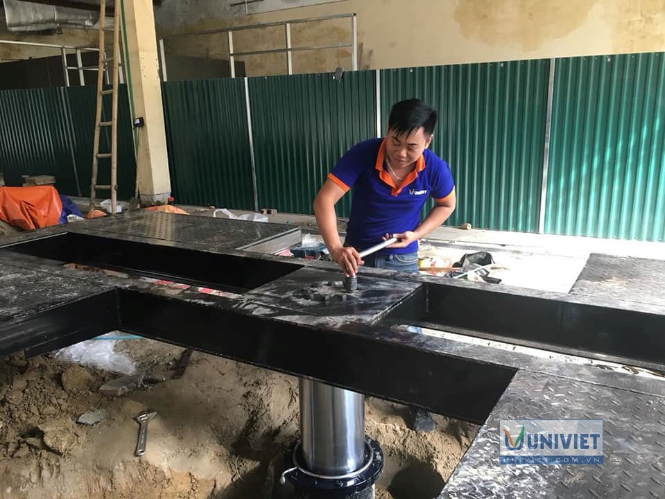 Nhân viên Uni Việt lắp đặt cầu nâng 1 trụ rửa xe