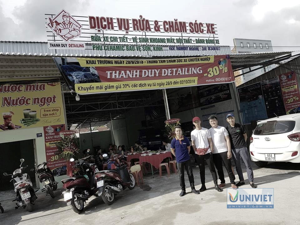 Nhân viên Uni Việt tới chúc mừng khai trương trung tâm của khách hàng