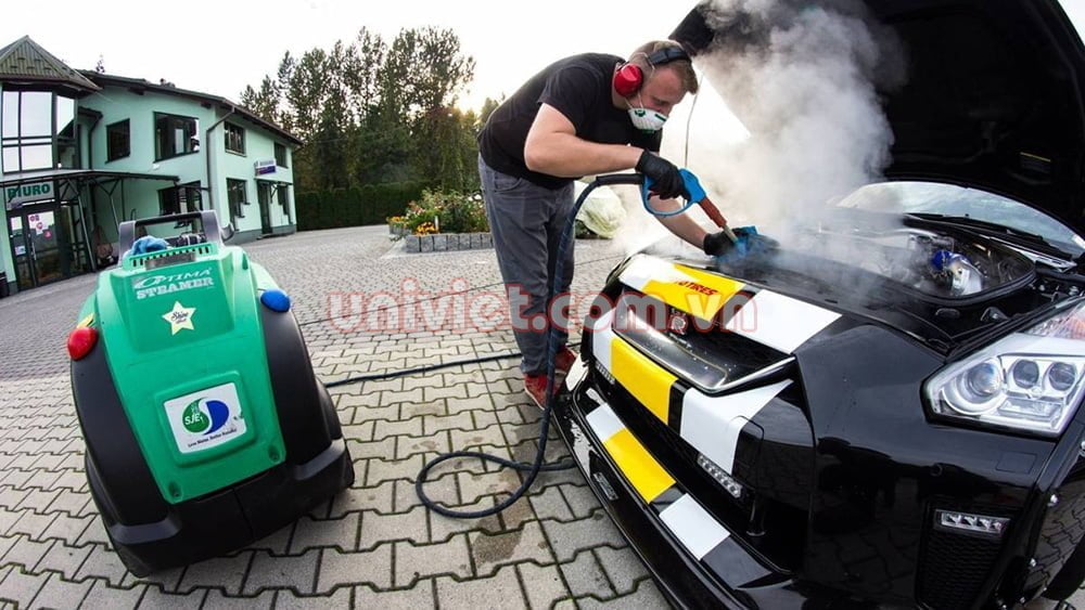 Dọn khoang máy ô tô bằng máy rửa xe hơi nước nóng Optima Steamer