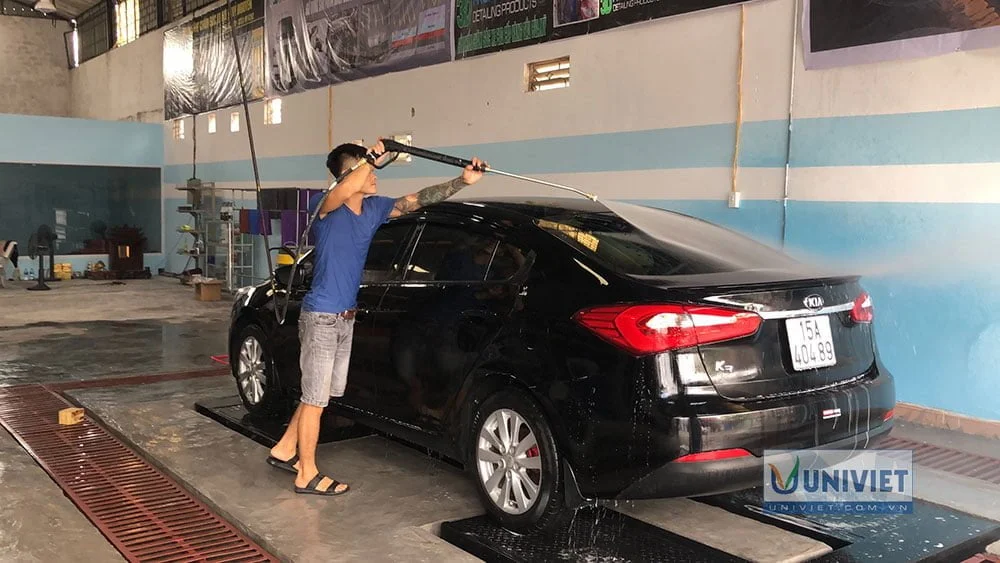 Thao tác rửa xe ô tô của nhân viên trong trung tâm 