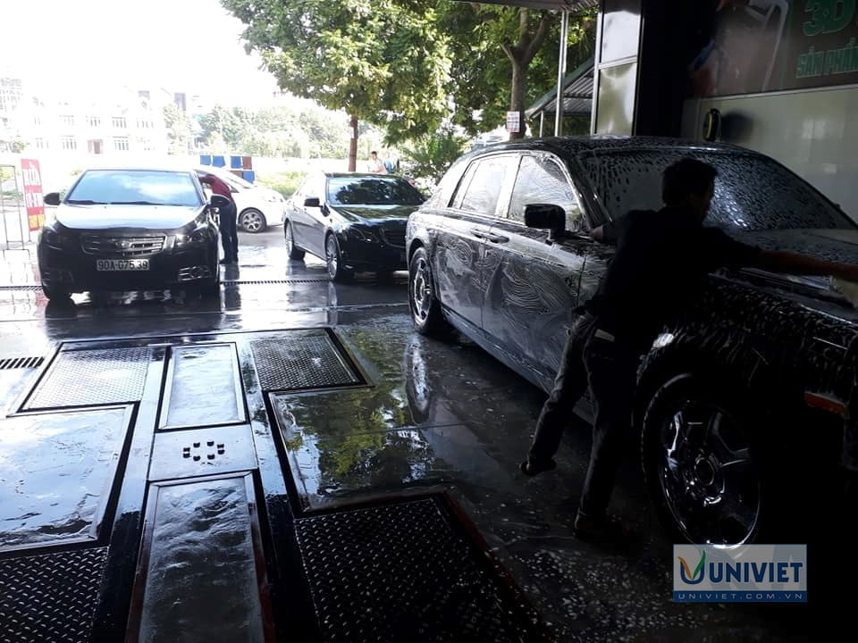 Rửa xe tại trung tâm Ngọc Tùng