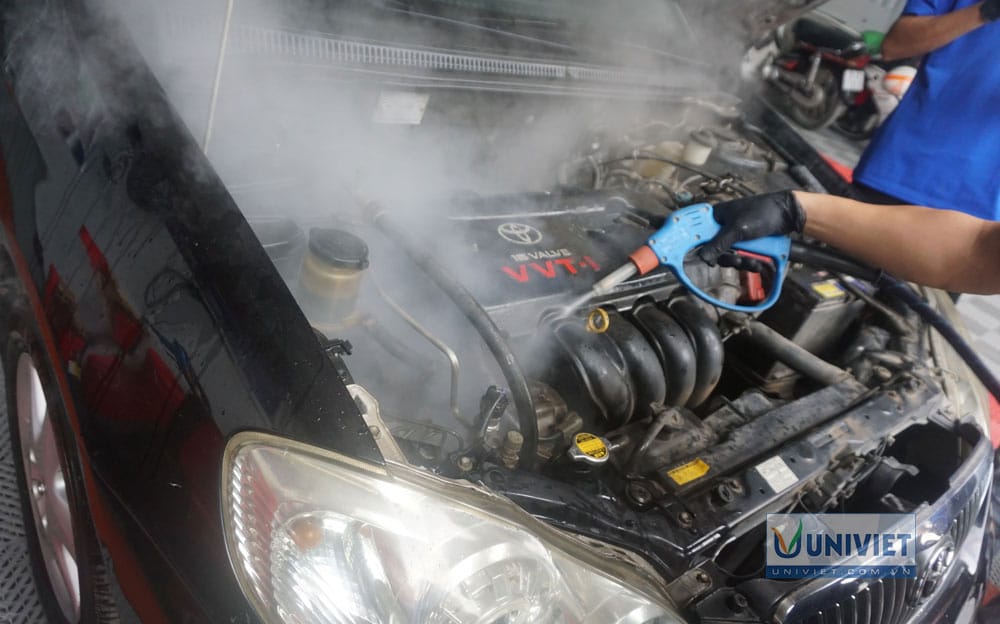 Vệ sinh khoang máy ô tô bằng máy rửa xe nước nóng Optima Steamer