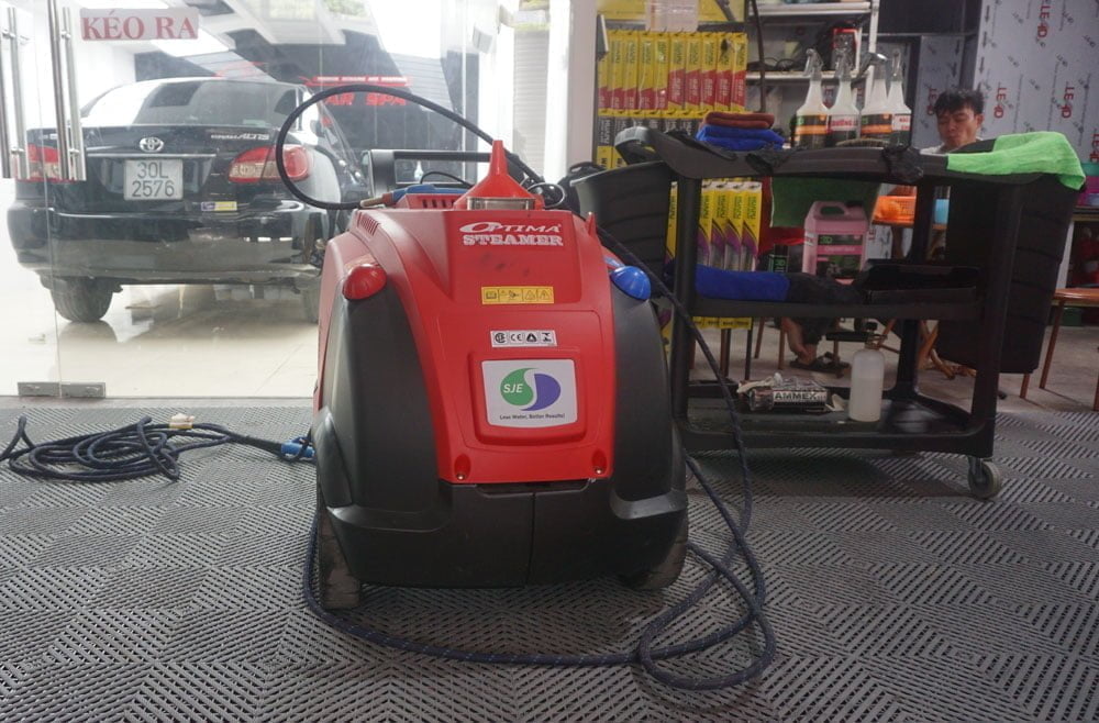 Vệ sinh khoang máy ô tô bằng máy rửa xe nước nóng Optima Steamer