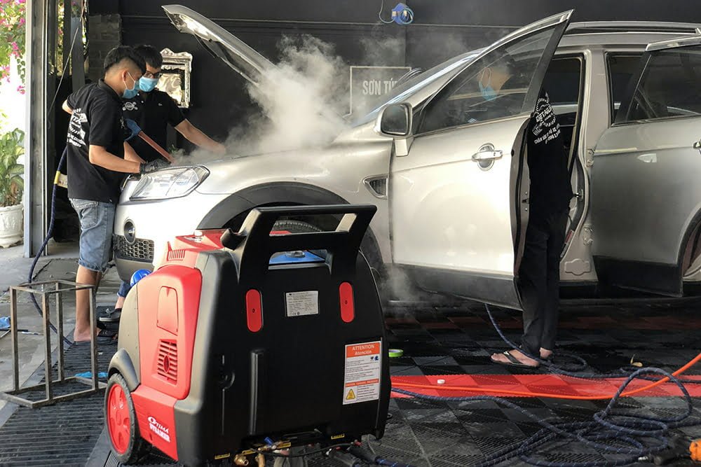 Vệ sinh khoang máy ô tô với Máy rửa xe hơi nước nóng