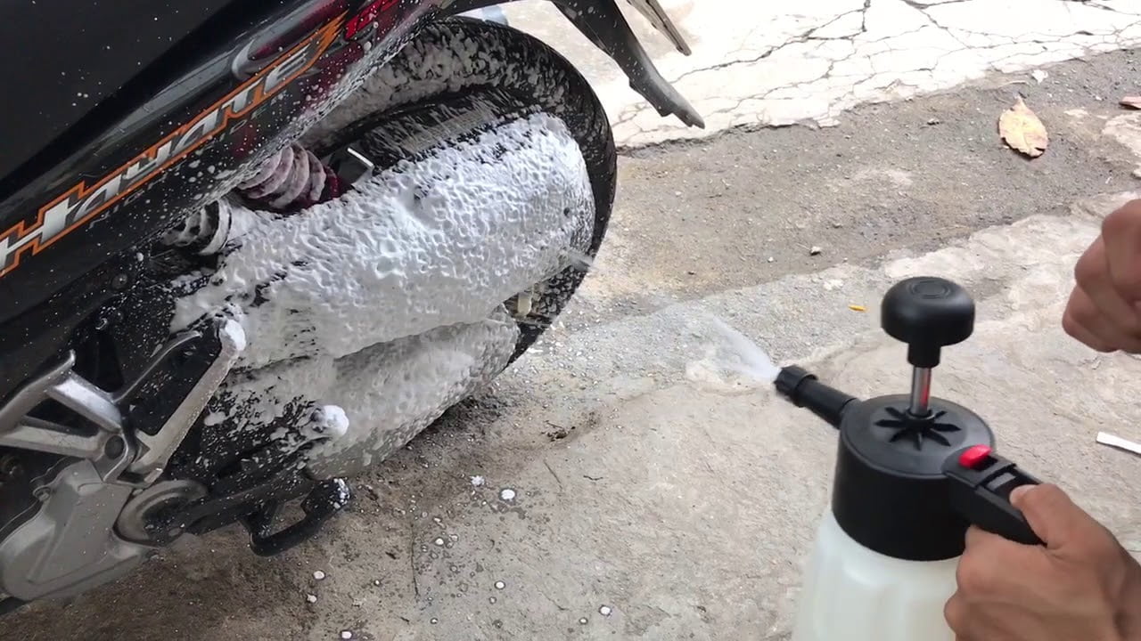 Nên dùng máy hay bình xịt bọt tuyết rửa xe cầm tay? 3