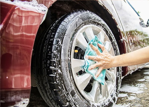 Làm vệ sinh xe bằng dụng cụ rửa xe ô tô tại nhà