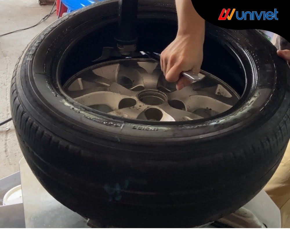 Chia sẻ những kinh nghiệm cần lưu ý trước khi mở garage làm lốp ô tô 1 Khám phá thị trường làm lốp ô tô