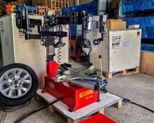 Thiết bị khi mở cửa hàng chăm sóc lốp - Máy ra vào lốp COSENG CZ288