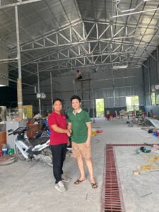 ky-hop-dong-voi-anh-luan