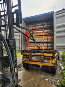 Nhập cont hàng cầu nâng cắt kéo về kho 3 miền 1 Khui-hang-cont