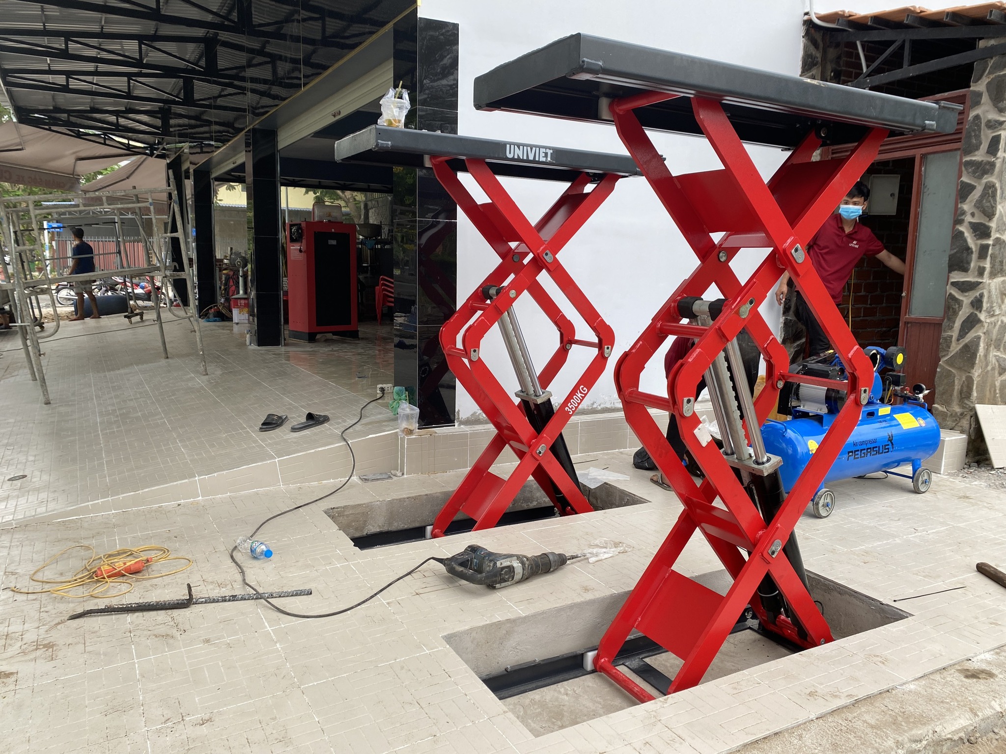 Cầu nâng cắt kéo lắp chìm