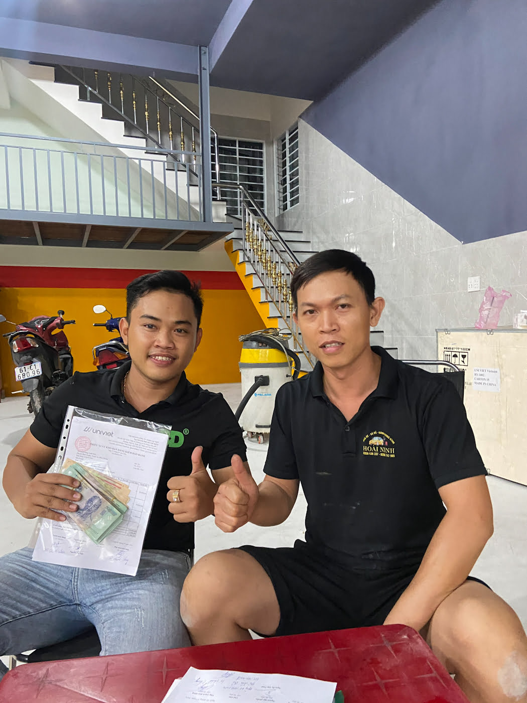 ky-hop-dong-voi-khach-hang-tai-binh-duong