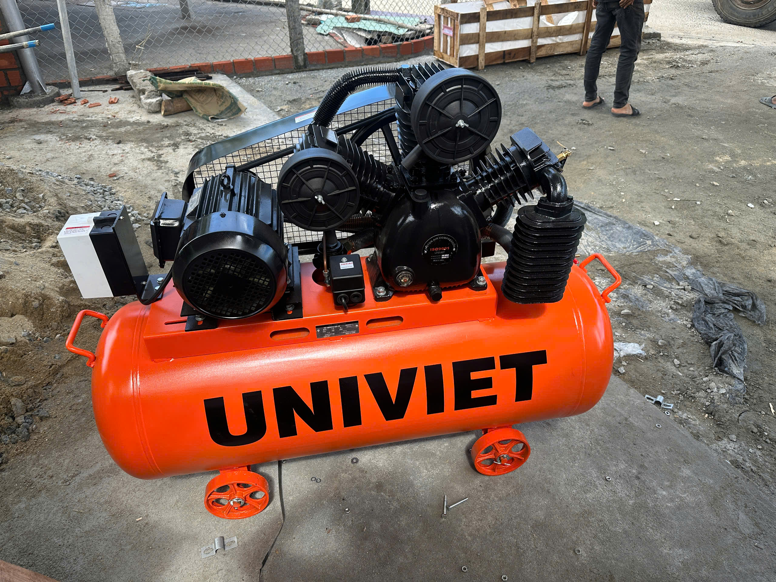 Máy nén khí UNIVIET