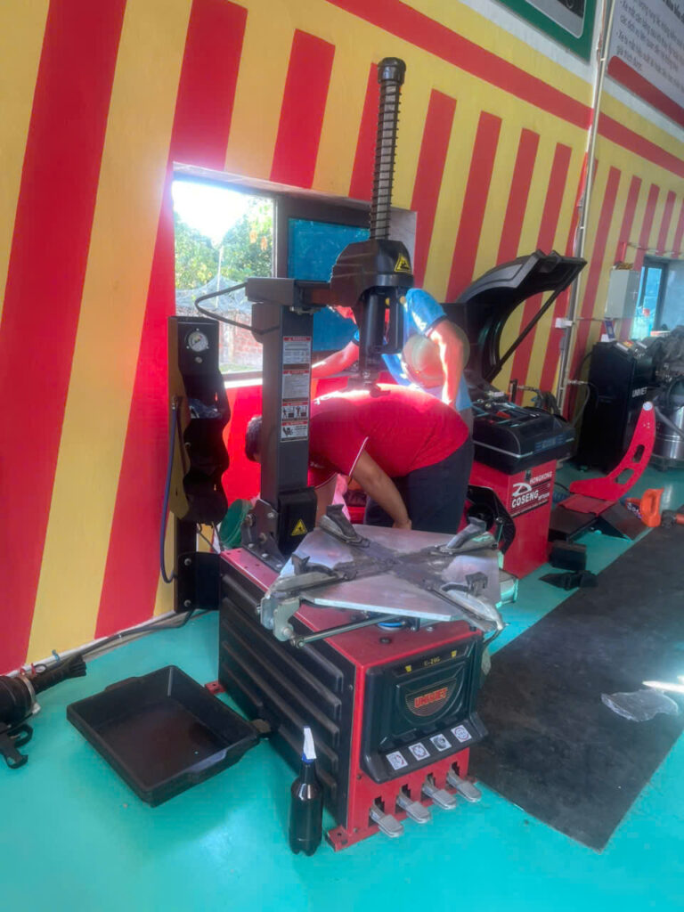 Kinh nghiệm mua máy ra vào lốp ô tô cũ mà vẫn dùng tốt 1 Máy ra vào lốp