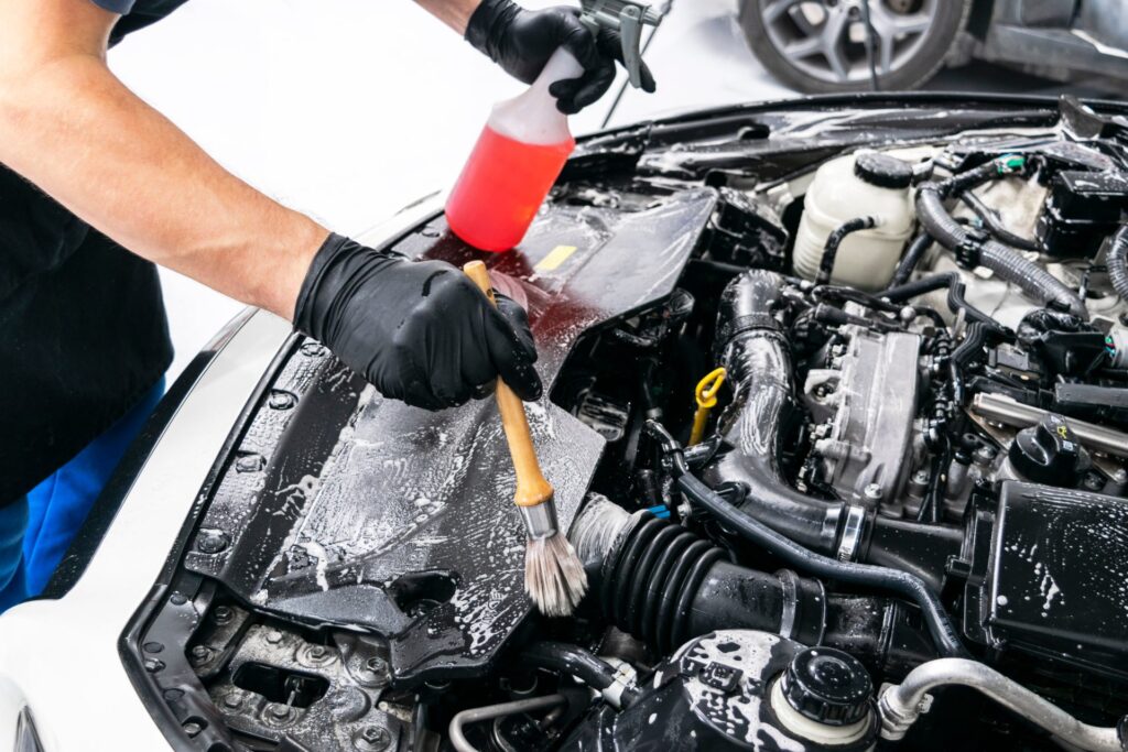 Quy trình rửa khoang máy ô tô an toàn: những bộ phận không nên xịt nước trực tiếp