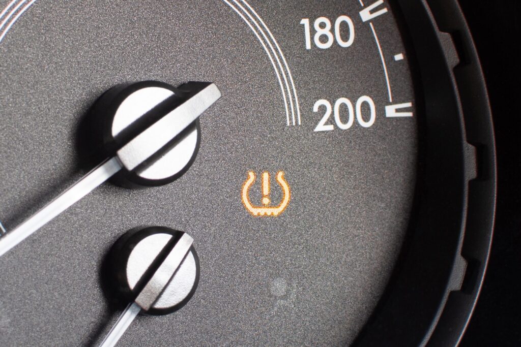 Đèn TPMS sáng trên ô tô: cách kiểm tra áp suất lốp và xử lý lỗi cảm biến đúng cách