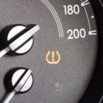 Đèn TPMS sáng trên ô tô: cách kiểm tra áp suất lốp và xử lý lỗi cảm biến đúng cách