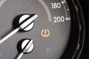 Đèn TPMS sáng trên ô tô: cách kiểm tra áp suất lốp và xử lý lỗi cảm biến đúng cách