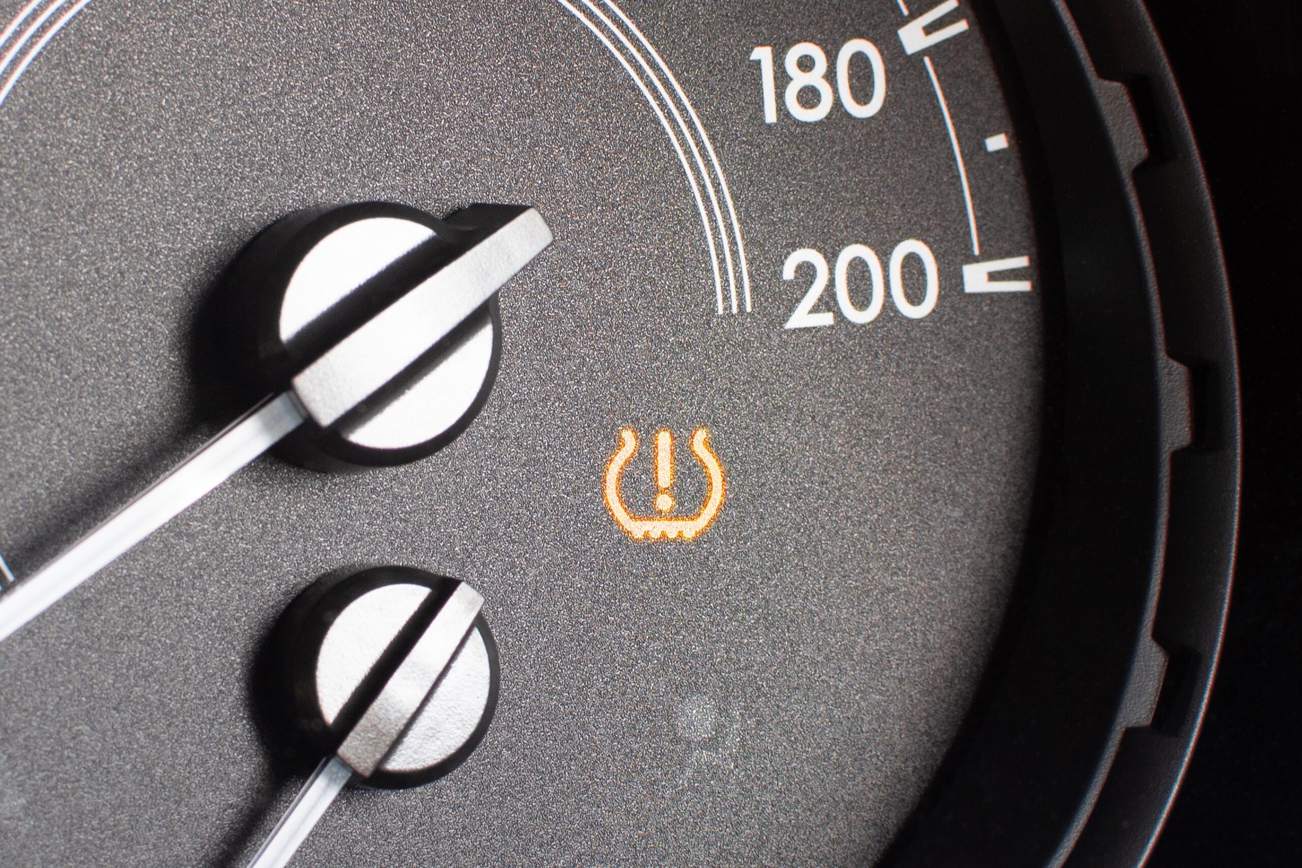 Đèn TPMS sáng trên ô tô: cách kiểm tra áp suất lốp và xử lý lỗi cảm biến đúng cách 1 Đèn TPMS sáng trên ô tô: cách kiểm tra áp suất lốp và xử lý lỗi cảm biến đúng cách